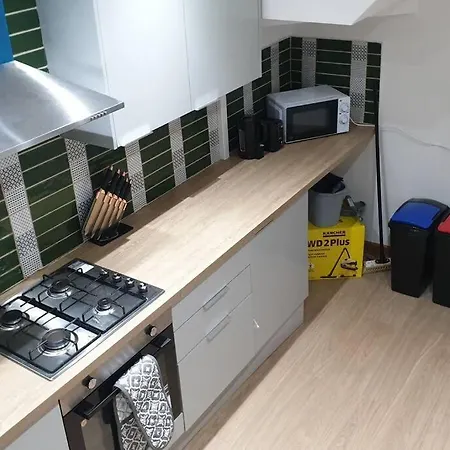 Opulent 4 Bed House With Parking *
