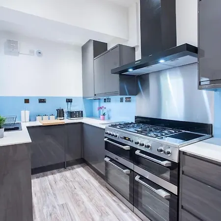Holiday home 8 Bed, Comfortably Sleeps 10, 3 Bath House, 5 Mins Centre