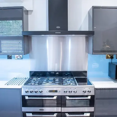 8 Bed, Comfortably Sleeps 10, 3 Bath House, 5 Mins Centre Holiday home Manchester