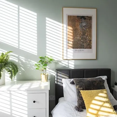 8 Bed, Comfortably Sleeps 10, 3 Bath House, 5 Mins Centre マンチェスター