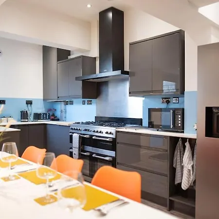 8 Bed, Comfortably Sleeps 10, 3 Bath House, 5 Mins Centre マンチェスター