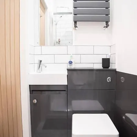8 Bed, Comfortably Sleeps 10, 3 Bath House, 5 Mins Centre Сasa de vacaciones