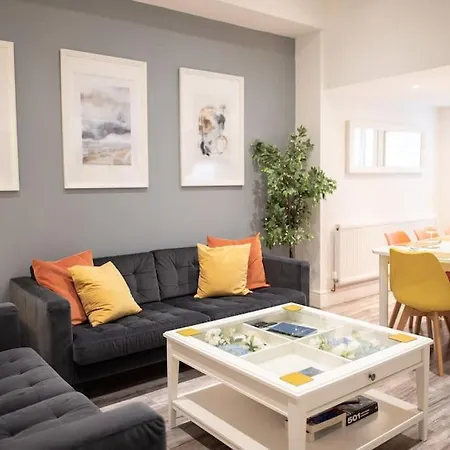 8 Bed, Comfortably Sleeps 10, 3 Bath House, 5 Mins Centre Holiday home *