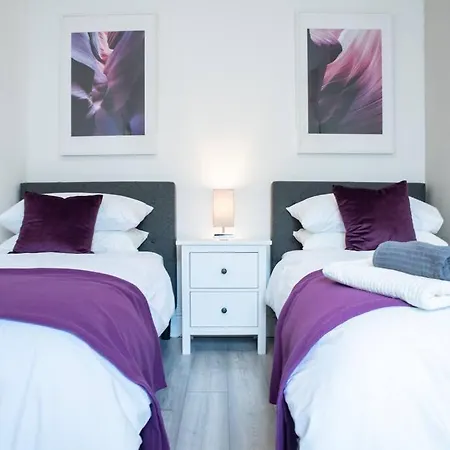 8 Bed, Comfortably Sleeps 10, 3 Bath House, 5 Mins Centre Holiday home