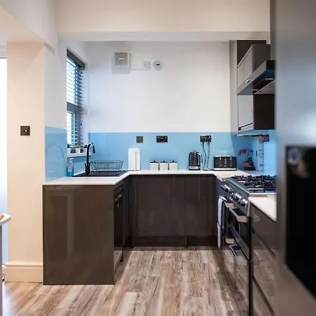 8 Bed, Comfortably Sleeps 10, 3 Bath House, 5 Mins Centre Manchester