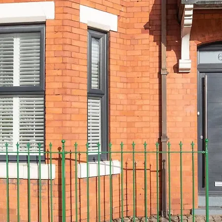 Holiday home 8 Bed, Comfortably Sleeps 10, 3 Bath House, 5 Mins Centre *