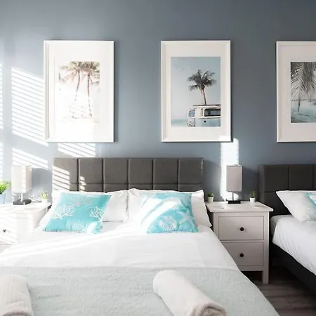 8 Bed, Comfortably Sleeps 10, 3 Bath House, 5 Mins Centre * Manchester