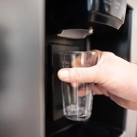 8 Bed, Comfortably Sleeps 10, 3 Bath House, 5 Mins Centre *