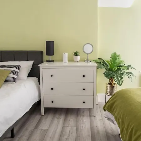 Holiday home 8 Bed, Comfortably Sleeps 10, 3 Bath House, 5 Mins Centre Manchester