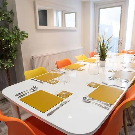 8 Bed, Comfortably Sleeps 10, 3 Bath House, 5 Mins Centre Holiday home *