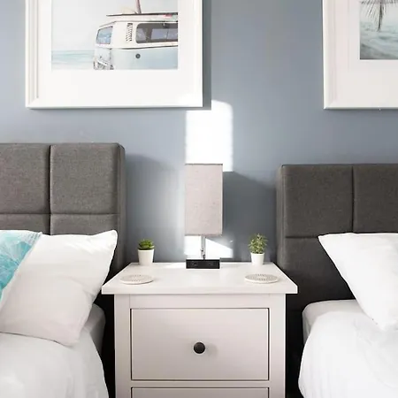 別荘 8 Bed, Comfortably Sleeps 10, 3 Bath House, 5 Mins Centre *