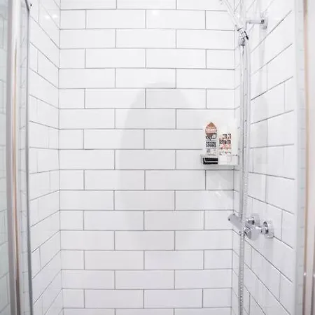 8 Bed, Comfortably Sleeps 10, 3 Bath House, 5 Mins Centre *