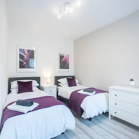 8 Bed, Comfortably Sleeps 10, 3 Bath House, 5 Mins Centre Holiday home *