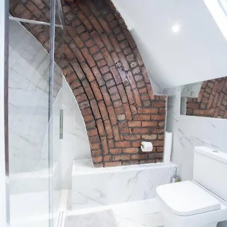 8 Bed, Comfortably Sleeps 10, 3 Bath House, 5 Mins Centre Manchester