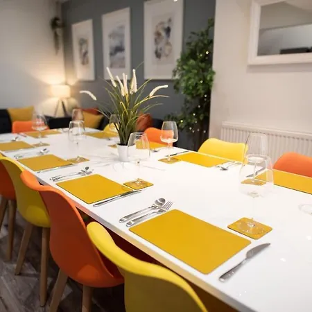 8 Bed, Comfortably Sleeps 10, 3 Bath House, 5 Mins Centre 別荘