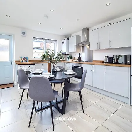 Ashworth House By Truestays - New 3 Bedroom House In Failsworth,