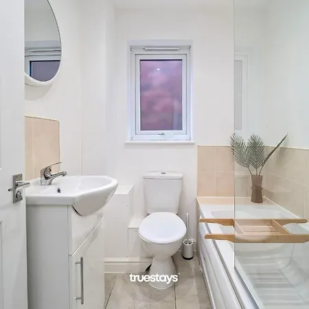 Ashworth House By Truestays - New 3 Bedroom House In Failsworth, *