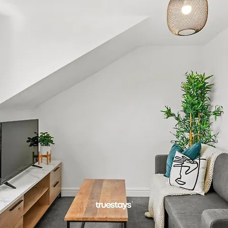 6 Sarah House By Truestays - 2 Bedroom - Free Wifi & Parking *