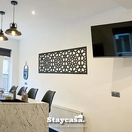 Spacious 6-bed With Large Patio And Free Parking 펜션 *