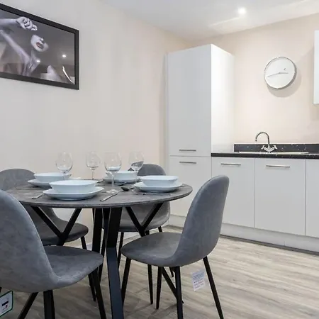 Lovely 1 Bedroom In Апартаменты *