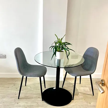 Amazing 1 Bedroom Flat With Balcony Views To The 19th Floor *