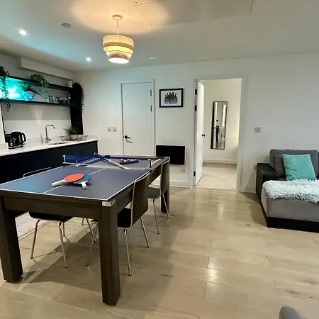 Lux Livin' - Luxury 2 Bed With Sky Garden Apartment
