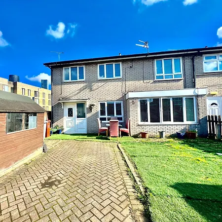 Entire 3 Bedroom House Near Centre + Free Parking Apartment *