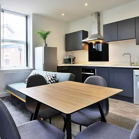 Free Parking - Charming 2-br Flat Near Salford Royal דירה מנצ'סטר