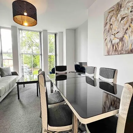 Free Parking - Cosy 2-br Flat Near Salford Royal Apartment *