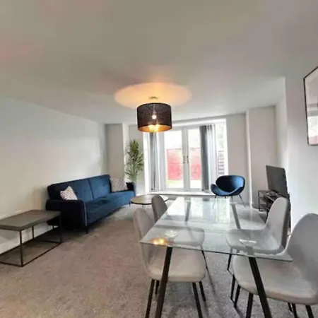 Free Parking - Stunning 2-br Near Salford Royal Apartment *