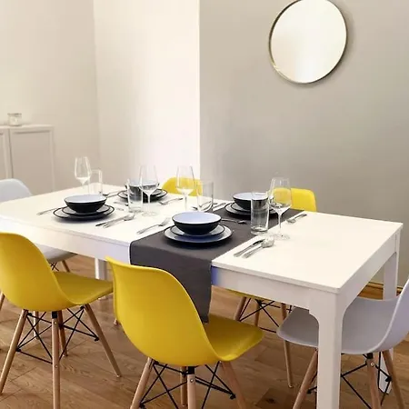 Dom wakacyjny Free Parking - Near Coop Live, Etihad - Comfy 3-bed House In