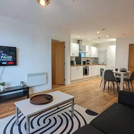 Luxurious 2-bed Haven With Balcony & Free Parking * مانشستر
