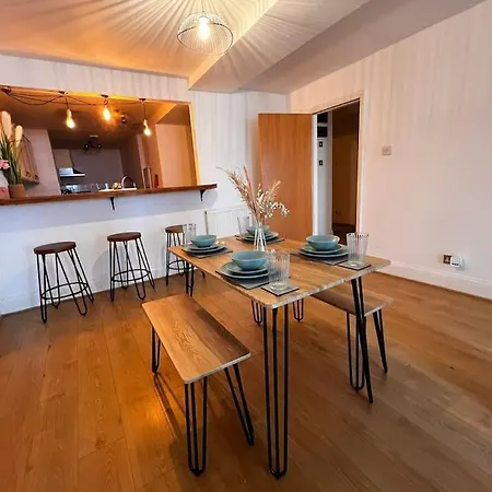 Summer Vibes 1 Bedroom Mcr City. Apartment