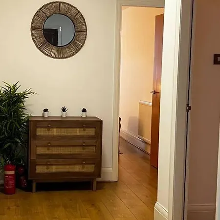 Summer Vibes 1 Bedroom Mcr City. Apartment