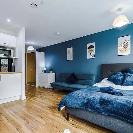 Stylish Media Studio, Sleeps 3, Darts Board, Smart Tv, Long Term Disc *