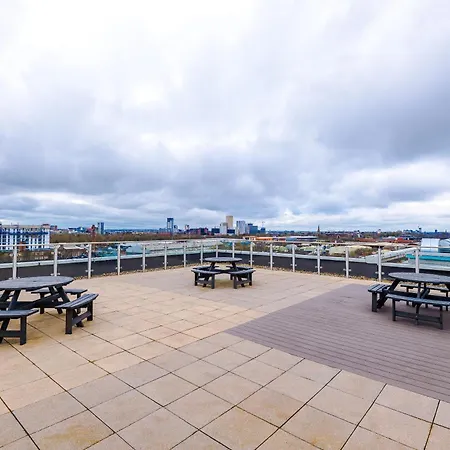 Modern 2 Bed With Balcony By Host A Apartament