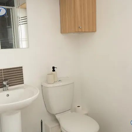 בית נופש Lovely 3 Bed For Contractors, Families, Groups - Gated Parking *