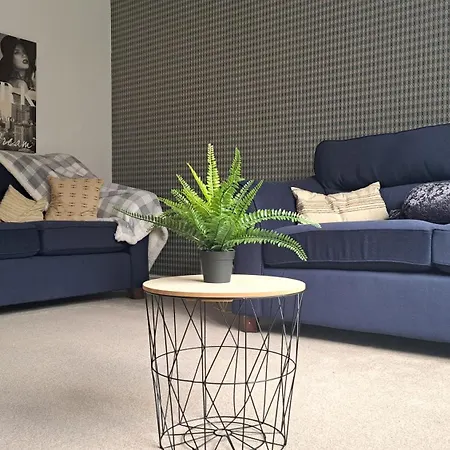 Tropical Sun Homes - Beautiful Spacious 3 Bed In A Serene Environment With Free Parking For 2 Cars *