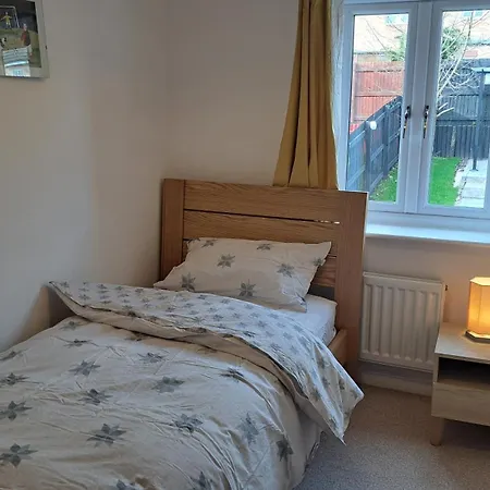 Tropical Sun Homes - Beautiful Spacious 3 Bed In A Serene Environment With Free Parking For 2 Cars Casa de Férias *