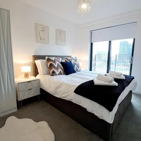 Apartment Balcony, Waterfront, En-suite, Roof Terrace, Yogo Exercise Studio, City Views Salford