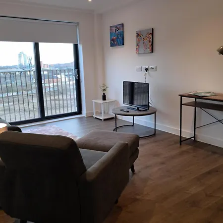 Apartment Balcony, Waterfront, En-suite, Roof Terrace, Yogo Exercise Studio, City Views Salford *