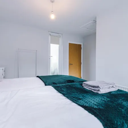 Stylish 4bed Home, Sleeps 7, Free Parking, Wi-fi, Balcony, Smart Tvs, Great Transport Links, Long Term Disc Lägenhet