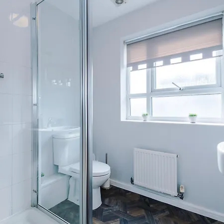 Stylish 4bed Home, Sleeps 7, Free Parking, Wi-fi, Balcony, Smart Tvs, Great Transport Links, Long Term Disc Manchester