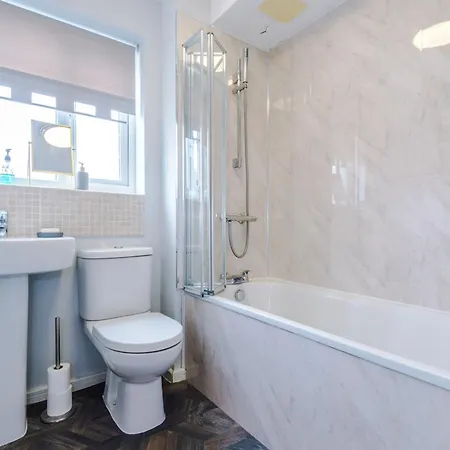 Stylish 4bed Home, Sleeps 7, Free Parking, Wi-fi, Balcony, Smart Tvs, Great Transport Links, Long Term Disc Apartment *