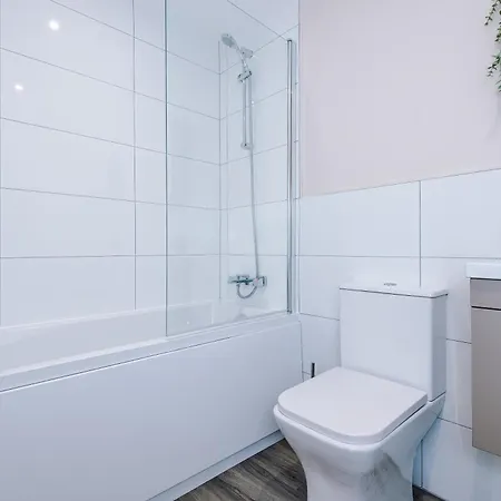 Deluxe New Build 2 Bedroom 2 Bathroom - Free Secure Parking *