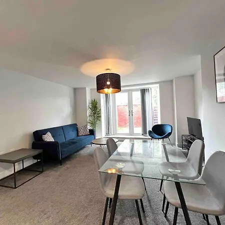 Free Parking - Lovely 2-br Flat Near Salford Royal * 맨체스터