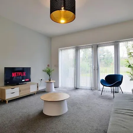 Free Parking - Spacious 2-br Close To Salford Royal Apartament *