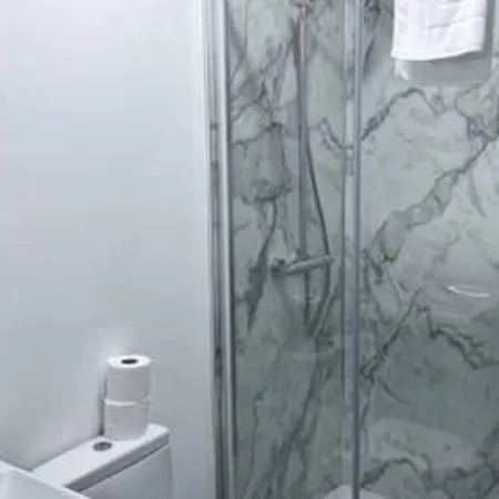 Free Parking - Cosy 2-br Flat Near Salford Royal Manchester