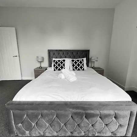 Free Parking - Cosy 2-br Flat Near Salford Royal Apartment
