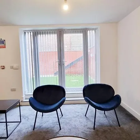 Free Parking - Stunning 2-br Near Salford Royal Apartment